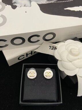 🍓🍓CHANEL Classic Round Double-C Stud Earrings🍇🍇